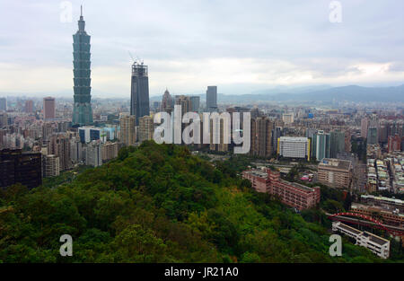 TAIPEI, Taiwan - 21. Januar 2017 - Ansicht der Taipei City Skyline von einem beliebten Aussichtspunkt auf Elephant Mountain Stockfoto