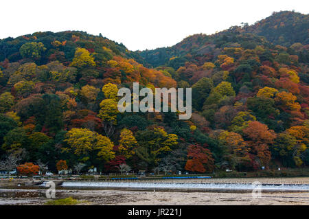 Katsura Fluss und Berg Arashi in voller Herbst Farbe in der arashiyama Stadtteil von Kyoto, Japan Stockfoto