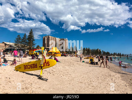 Urlauber haben Spaß an einem sonnigen Tag am Glenelg Beach in South Australia Stockfoto