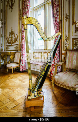 Vintage Harfe auf dem Display in der Musée Condé, Château de Chantilly, Chantilly, Frankreich Stockfoto