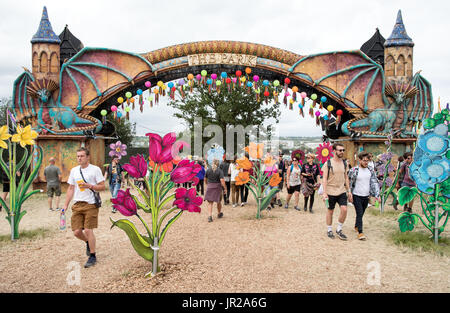 Menschen auf dem Glastonbury Festival in Großbritannien Stockfoto