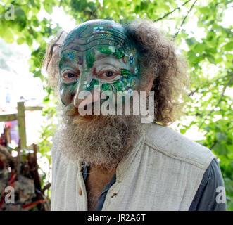 Alter Hippie mit bemaltem Gesicht und Bart Glastonbury Festival in Großbritannien Stockfoto