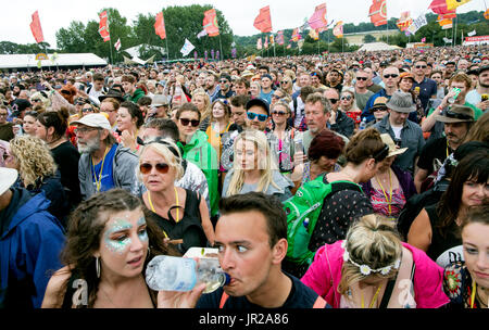 Große Massen an Glastonbury Festival in Großbritannien Stockfoto