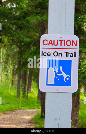 Eine Verwarnung, Eis am Wanderweg. Stockfoto