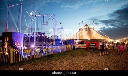 Glastonbury Festival Felder in der Nacht Stockfoto