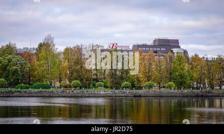 Wyborg, Russland - 6. Oktober 2016. Seenlandschaft mit herbstlichen Bäume im Downtown in Wyborg, Russland. Vyborg ist 174km nordwestlich von Sankt Petersburg und nur 30km f Stockfoto