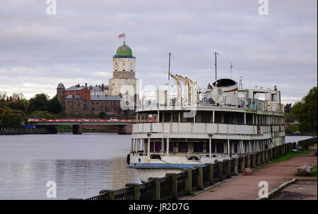 Wyborg, Russland - 6. Oktober 2016. Ein Touristenboot auf dem See bei Sonnenaufgang in Wyborg, Russland. Vyborg ist 174km nordwestlich von Sankt Petersburg und nur 30km von t Stockfoto