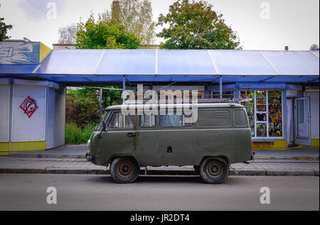 Wyborg, Russland - 6. Oktober 2016. Ein altes Auto auf der Straße im Downtown in Wyborg, Russland. Vyborg ist 174km nordwestlich von Sankt Petersburg und nur 30km von der Stockfoto