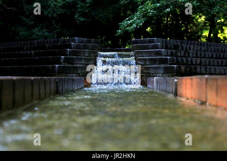 Wasserkaskaden hinunter ein Wasserspiel im Serigaya Park in Machida, Tokyo, Japan. Stockfoto