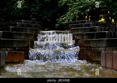 Wasserkaskaden hinunter ein Wasserspiel im Serigaya Park in Machida, Tokyo, Japan Stockfoto