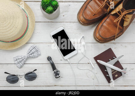 Ansicht von oben / flach legen Accessoires zu reisen und Technologie mit Mann / Herren Bekleidung auf weißer Holztisch Stockfoto