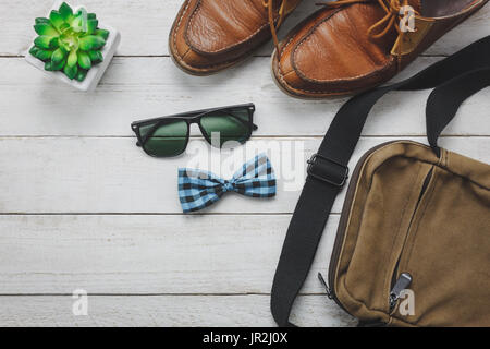 Ansicht von oben / flach legen Accessoires mit Mann Reisen / Herren Bekleidung auf weißem Hintergrund aus Holz. Stockfoto