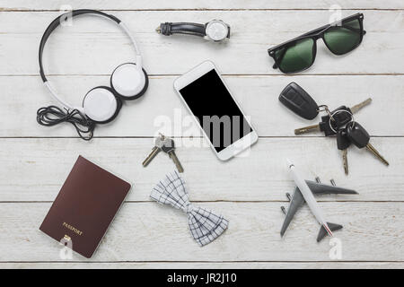 Ansicht von oben / flach legen Accessoires zu reisen und Technologie mit Mann / Herren Bekleidung auf weißer Holztisch Stockfoto