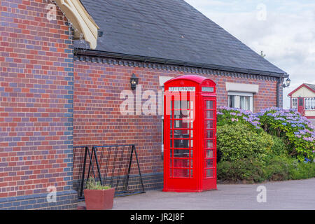 Vintage-Stil rote Telefonzelle Stockfoto