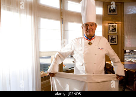 Europa/Frankreich/Rhône-Alpes/Lyon/Collonges-au-Mont d ' or/Restaurant Paul Bocuse. Paul Bocuse, auf seine Schürze Stockfoto