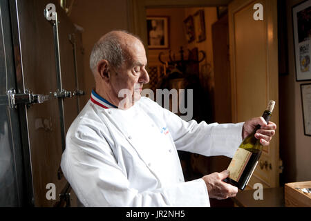 Europa/Frankreich/Rhône-Alpes/Lyon/Collonges-au-Mont d ' or/Restaurant Paul Bocuse. Paul Bocuse und Buttle Wein Stockfoto