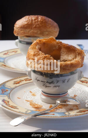 Europa/Frankreich/Rhône-Alpes/Lyon/Collonges-au-Mont d ' or/Restaurant Paul Bocuse. Trois Étoiles Michelin. Die VGE-Trüffel-Suppe Stockfoto