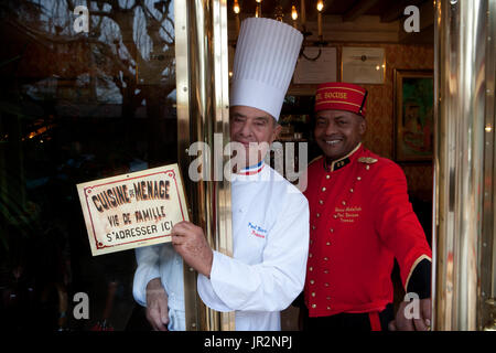 Europa/Frankreich/Rhône-Alpes/Lyon/Collonges-au-Mont d ' or/Restaurant Paul Bocuse. Trois Étoiles Michelin.  Paul Bocuse mit dem Türsteher. Stockfoto