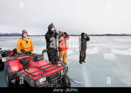 Jäger Verglasung, während auf einem Süßwasser-Hafen Robbenjagd, Lake Iliamna, Pedro Bay, Southcentral Alaska, USA Stockfoto