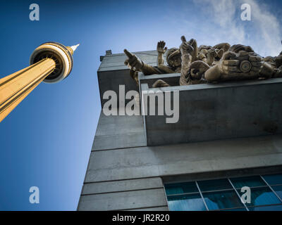 Low Angle Blick auf den CN Tower und Skulptur außerhalb Rogers Centre, Toronto, Ontario, Kanada Stockfoto