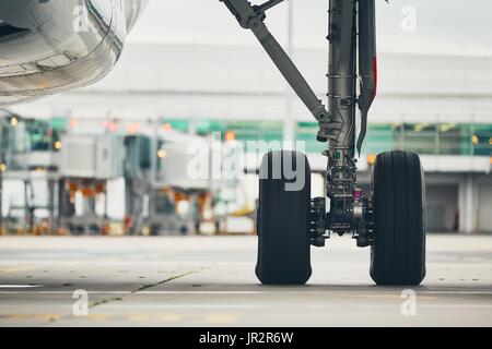 Die Räder des Flugzeugs vor dem Terminal. Stockfoto