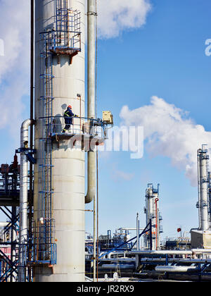 Ein Händler an einem Turm Plattform in einer Raffinerie; Edmonton, Alberta, Kanada Stockfoto