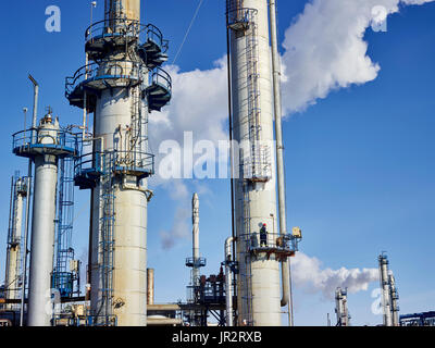 Ein Händler an einem Turm Plattform in einer Raffinerie; Edmonton, Alberta, Kanada Stockfoto