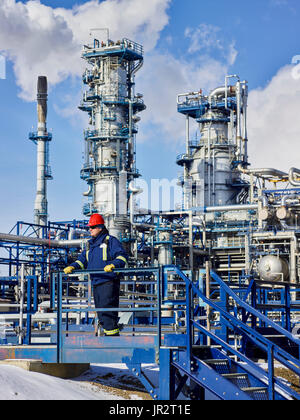 Handwerker arbeiten bei einer Raffinerie; Edmonton, Alberta, Kanada Stockfoto