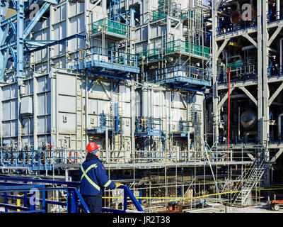 Handwerker arbeiten bei einer Raffinerie; Edmonton, Alberta, Kanada Stockfoto