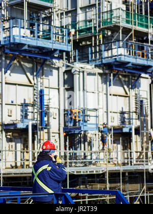 Handwerker arbeiten bei einer Raffinerie; Edmonton, Alberta, Kanada Stockfoto