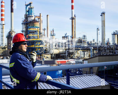 Handwerker arbeiten bei einer Raffinerie; Edmonton, Alberta, Kanada Stockfoto