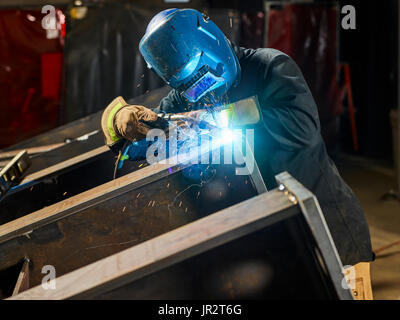 Ein Schweißgerät arbeiten auf Metall; Edmonton, Alberta, Kanada Stockfoto