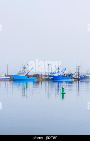 Nebel umgibt die Docks im Osten Anlegestellen Becken, Astoria, Oregon, Vereinigte Staaten von Amerika Stockfoto