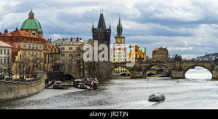 Die Moldau und die Karlsbrücke, Prag, Tschechische Republik Stockfoto