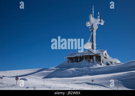 Ein Sendemast und Gebäude bedeckt in Eis und Schnee zu einem Skigebiet, Whistler, British Columbia, Kanada Stockfoto