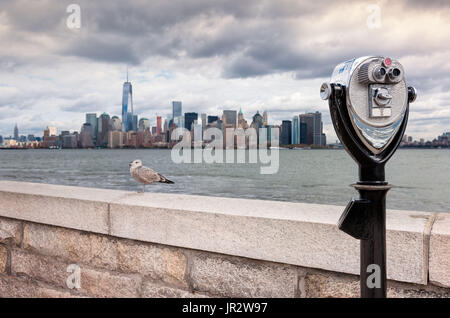 USA, New Jersey, mit Blick auf Manhattan Skyline von Ellis Island, Fernglas im Vordergrund Stockfoto