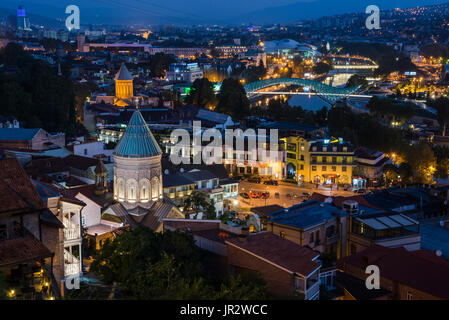 Tiflis in der Nacht, die Hauptstadt und die größte Stadt von Georgien, Tiflis, Georgien Stockfoto