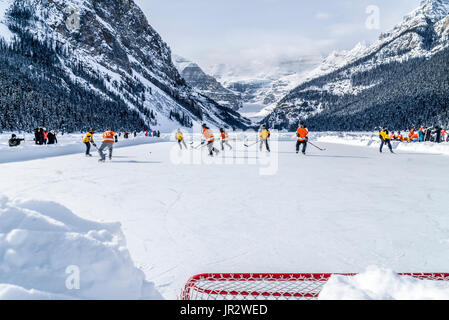 Ein paar Hockey Teams konkurrieren in Pond Hockey auf Lake Louise im Fairmont Chateau Lake Louise Pond Hockey Turnier im Winter Stockfoto