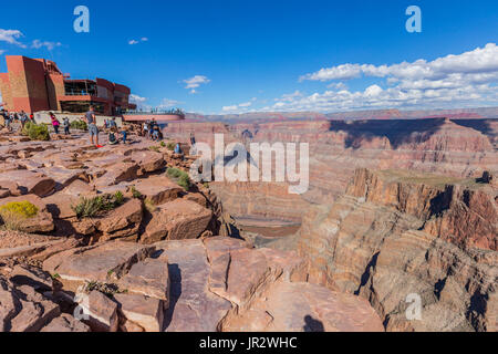 Der wunderschöne Aussichtspunkt auf der West Grand Canyon Skywalk Attraktion, eine Gruppe von Touristen genießt den Skywalk, während andere Touristen Fotos auf dem... Stockfoto