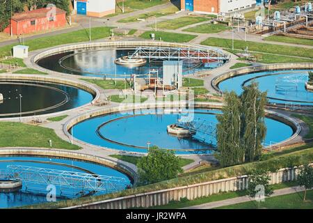 Wasser-recycling in großen Kläranlage. Stockfoto