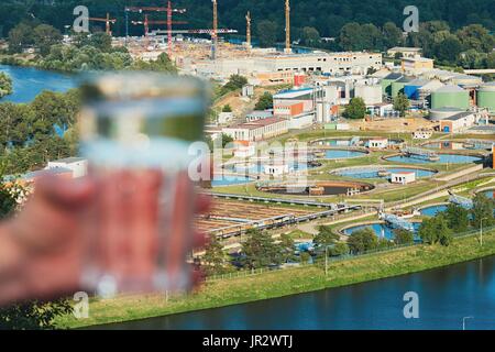 Glas Wasser zu trinken und Kläranlage - selektiven Fokus Stockfoto