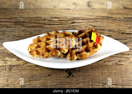 Belgische Waffeln serviert auf einer keramischen Platte auf rustikalen hölzernen Hintergrund Stockfoto