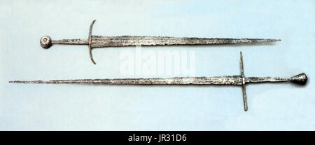 Arming Schwert (ritterliches Schwert) war die am weitesten verbreitete Art des Schwertes im Europäischen Hochmittelalter. Es war eine gerade, zweischneidige Waffe mit einem Einhand kreuzförmige Griff und einer Klingenlänge von ca. 28 bis 31 Zoll. Die Art ist häufig im Zeitraum Kunstwerk dargestellt, und zahlreiche Beispiele sind archäologisch geblieben. Die hohe mittelalterliche Schwert von der Romanik (10.-13. Jh.) entwickelt sich allmählich aus der karolingischen Schwert (Spatha) des 9. Jahrhunderts. Im späten Mittelalter (14. und 15. Jahrhundert), späten Formen dieser Schwerter weiterhin benutzt werden, sondern oft als eine Stockfoto