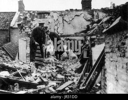 Zeppelin-Schäden in Yarmouth. Während WWI Great Yarmouth litt die ersten Bombenangriffe im Vereinigten Königreich, von Zeppelin L3 am 19. Januar 1915. Bombardierung Missionen, vor allem die Ausrichtung auf London, die deutsche Öffentlichkeit Phantasie gefangen genommen, aber hatte wenig bedeutenden materiellen Erfolg, obwohl die Zeppelin Überfälle, zusammen mit der später Bombenangriffe durchgeführt durch Flugzeuge, die Umleitung der Männer und Ausrüstung von der Westfront verursachte und Angst vor den Überfällen einige Auswirkungen auf die industrielle Produktion hatte. Stockfoto