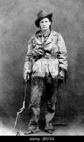 Martha Jane Canary (1. Mai 1852 - 1. August 1903), besser bekannt als Calamity Jane war eine amerikanische Frontierswoman und professionelle Scout. Sie erhielt wenig bis gar keine Schulbildung und war Analphabet. Sie arbeitete als ein Geschirrspüler, ein Koch, eine Kellnerin, ein Tanzsaal Mädchen, eine Krankenschwester und ein Ochse-Team-Fahrer. Im Jahre 1874 fand sie Arbeit als Scout bei Fort Russell. Im Jahre 1876 sie ließ sich in der Gegend von Totholz und wurde freundlich mit Wild Bill Hickok und Charlie Utter. Nach Hickoks Tod setzte spät in das Totholz und in lebenden 1876 und 1878, pflegte sie die Opfer von einer Pockenepidemie. Im Jahre 1881 sie Stockfoto