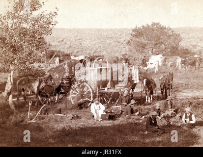 Die Chuckwagon ist Charles Goodnight, ein Texas Rancher zugeschrieben, die das Konzept im Jahr 1866 eingeführt. Cattlemen hüteten Vieh in Teilen des Landes, die nicht Eisenbahnen hatten was bedeutete, dass sie für Monate am Stück auf der Straße gefüttert werden mussten. Gute Nacht den Studebaker Wagen, eine dauerhafte Armee Überschuss Wagen geändert, hinzugefügt eine "Chuck Box" auf der Rückseite des Wagens mit Schubladen und Regalen für Stauraum und einen aufklappbaren Deckel auf eine flache Oberfläche zur Verfügung zu stellen. Ein Wasserfass war auch auf dem Wagen befestigt und Leinwand hing unten um Brennholz zu tragen. Ein Kombi-Feld wurde zum Kochen Supplie speichern Stockfoto