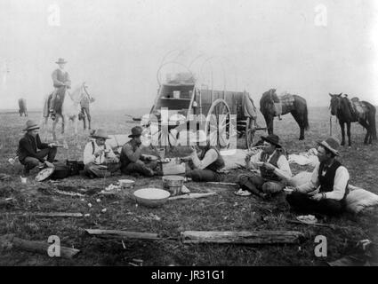 Die Chuckwagon ist Charles Goodnight, ein Texas Rancher zugeschrieben, die das Konzept im Jahr 1866 eingeführt. Cattlemen hüteten Vieh in Teilen des Landes, die nicht Eisenbahnen hatten was bedeutete, dass sie für Monate am Stück auf der Straße gefüttert werden mussten. Gute Nacht den Studebaker Wagen, eine dauerhafte Armee Überschuss Wagen geändert, hinzugefügt eine "Chuck Box" auf der Rückseite des Wagens mit Schubladen und Regalen für Stauraum und einen aufklappbaren Deckel auf eine flache Oberfläche zur Verfügung zu stellen. Ein Wasserfass war auch auf dem Wagen befestigt und Leinwand hing unten um Brennholz zu tragen. Ein Kombi-Feld wurde zum Kochen Supplie speichern Stockfoto