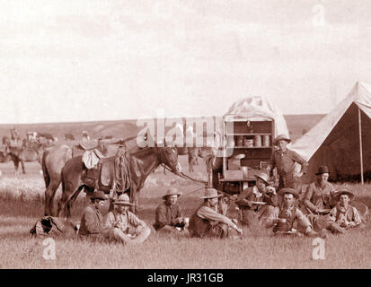 Die Chuckwagon ist Charles Goodnight, ein Texas Rancher zugeschrieben, die das Konzept im Jahr 1866 eingeführt. Cattlemen hüteten Vieh in Teilen des Landes, die nicht Eisenbahnen hatten was bedeutete, dass sie für Monate am Stück auf der Straße gefüttert werden mussten. Gute Nacht den Studebaker Wagen, eine dauerhafte Armee Überschuss Wagen geändert, hinzugefügt eine "Chuck Box" auf der Rückseite des Wagens mit Schubladen und Regalen für Stauraum und einen aufklappbaren Deckel auf eine flache Oberfläche zur Verfügung zu stellen. Ein Wasserfass war auch auf dem Wagen befestigt und Leinwand hing unten um Brennholz zu tragen. Ein Kombi-Feld wurde zum Kochen Supplie speichern Stockfoto