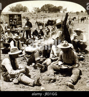 Die Chuckwagon ist Charles Goodnight, ein Texas Rancher zugeschrieben, die das Konzept im Jahr 1866 eingeführt. Cattlemen hüteten Vieh in Teilen des Landes, die nicht Eisenbahnen hatten was bedeutete, dass sie für Monate am Stück auf der Straße gefüttert werden mussten. Gute Nacht den Studebaker Wagen, eine dauerhafte Armee Überschuss Wagen geändert, hinzugefügt eine "Chuck Box" auf der Rückseite des Wagens mit Schubladen und Regalen für Stauraum und einen aufklappbaren Deckel auf eine flache Oberfläche zur Verfügung zu stellen. Ein Wasserfass war auch auf dem Wagen befestigt und Leinwand hing unten um Brennholz zu tragen. Ein Kombi-Feld wurde zum Kochen Supplie speichern Stockfoto