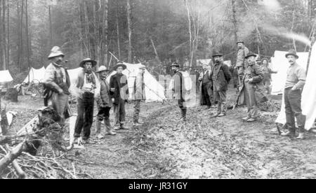 Klondike Bergleute bei Skaguay, Alaksa. Der Klondike-Goldrausch war eine Migration durch eine geschätzte 100.000 Goldsucher in die Region Klondike im Yukon zwischen 1896-99. Gold wurde am 16. August 1896 durch Bergleute entdeckt und als Nachricht Seattle und San Francisco erreichte, es einen Ansturm von Möchtegern Goldsucher ausgelöst. Um den Goldfeldern zu erreichen nahmen die meisten die Route durch die Häfen von Dyea und Skagway in Alaska. Hier könnte die Klondikers entweder den Chilkoot oder den White Pass wegen der Yukon River und Segeln auf dem Klondike folgen. Jeder von ihnen war erforderlich, um einen Jahresvorrat an Lebensmitteln bringen Stockfoto